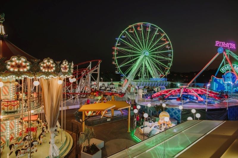 Classic carnival rides can be found in Holiday World, one of the best things to do with kids in Spain