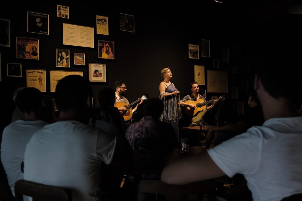 Interior view of performers at Ideal Clube de Fado