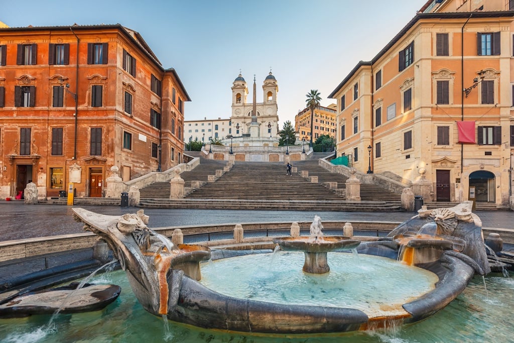 Pay a quick visit to the Spanish steps of Piazza di Spagna.