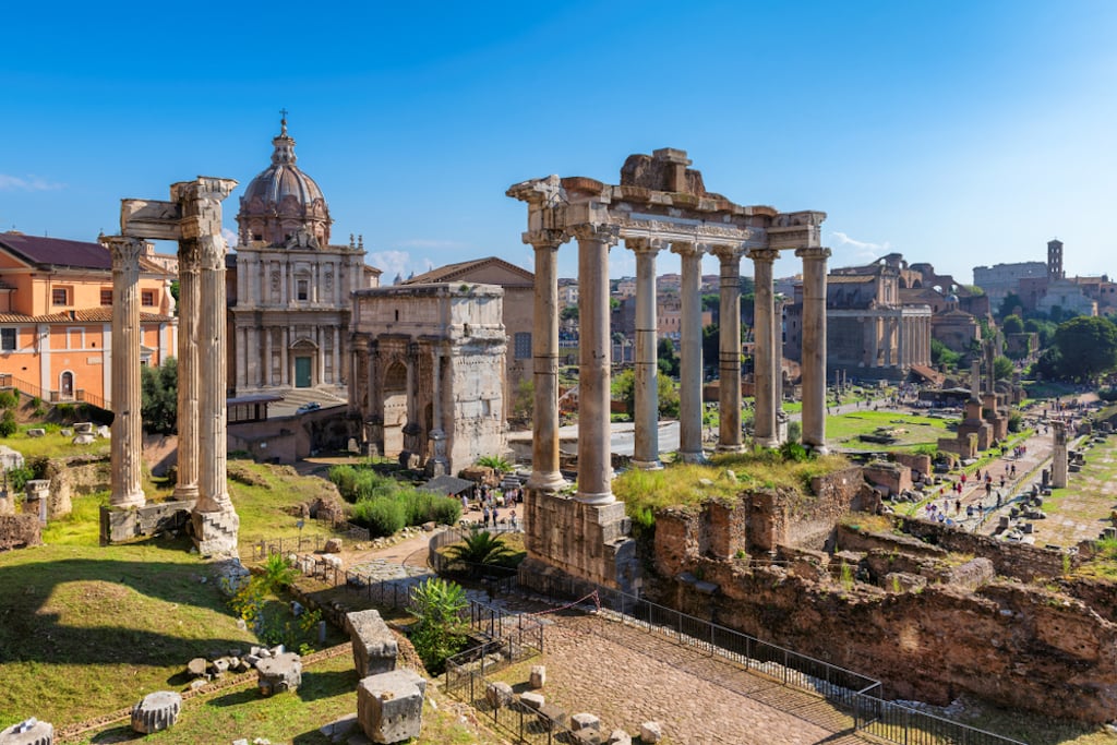 Visiting the Roman Forum site is one of the 10 things you cannot miss in Rome. 