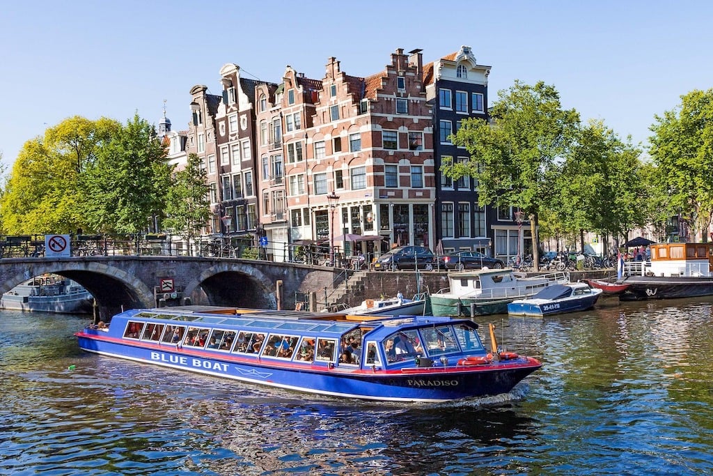 This blue Boat Canal Cruise departs at the popular Hard Rock Cafe in Amsterdam and has kids friendly services. 
