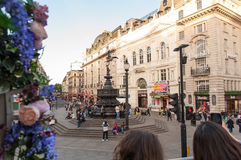 Enjoy the Ambiance of London with Tootbus Bar Tour 2024
