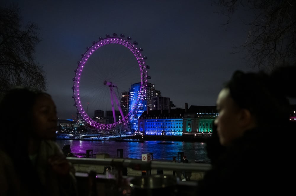 Experience London by Night with Tootbus Bar Tour 2024