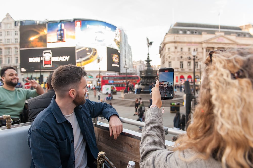 Travel in Comfort in London with Tootbus Bar Tour 2024