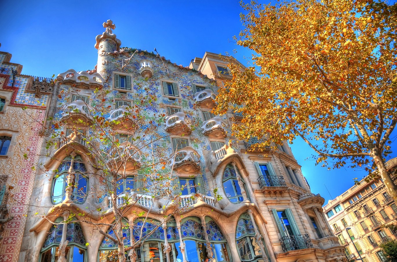 An external view of Casa Battlo's spectacular architecture.